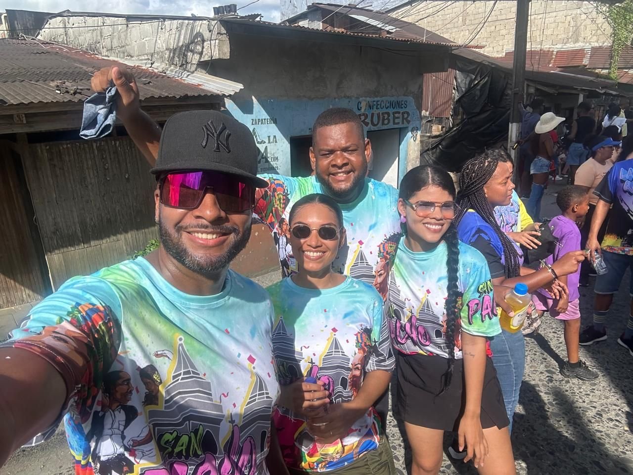 Cuatro personas con camisetas sublimadas de colores con la iglesia de Quibdó y la frase San Pacho.